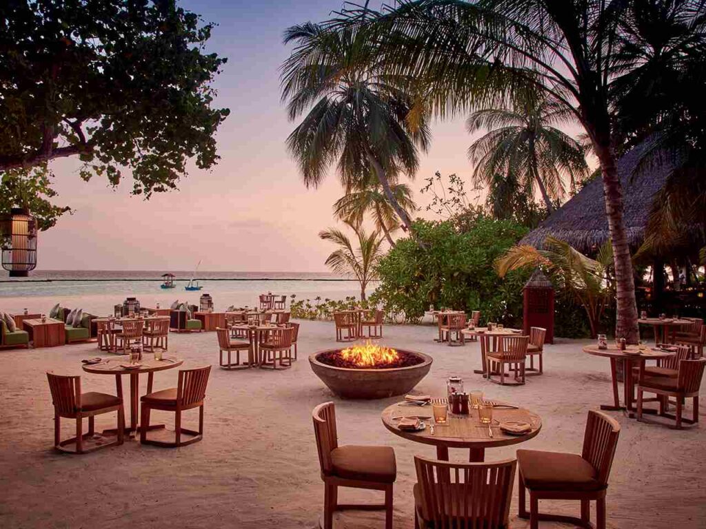 Constance Halaveli Maldives ristorante sulla spiaggia