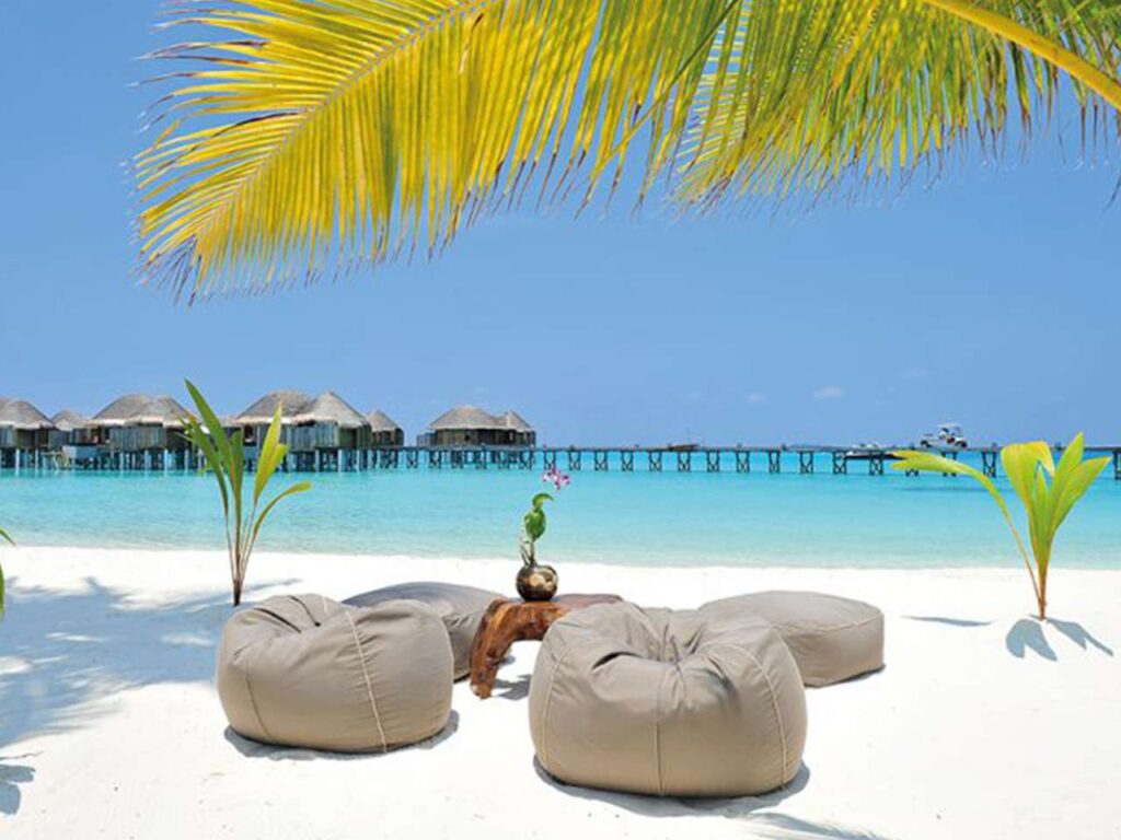 Constance Halaveli Maldives relax sulla spiaggia