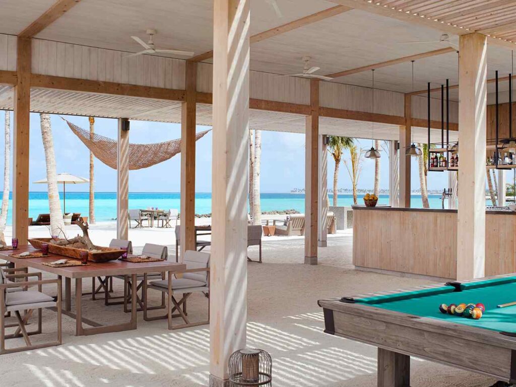The Ritz-Carlton Maldives Fari Islands beach bar