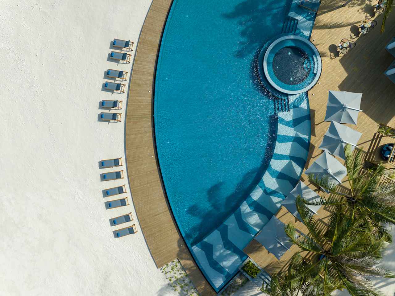Avani Fares Maldives Resort piscina