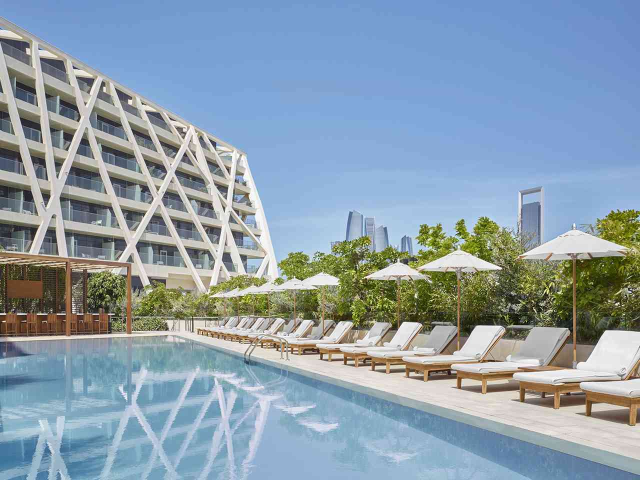 The Abu Dhabi EDITION  piscina