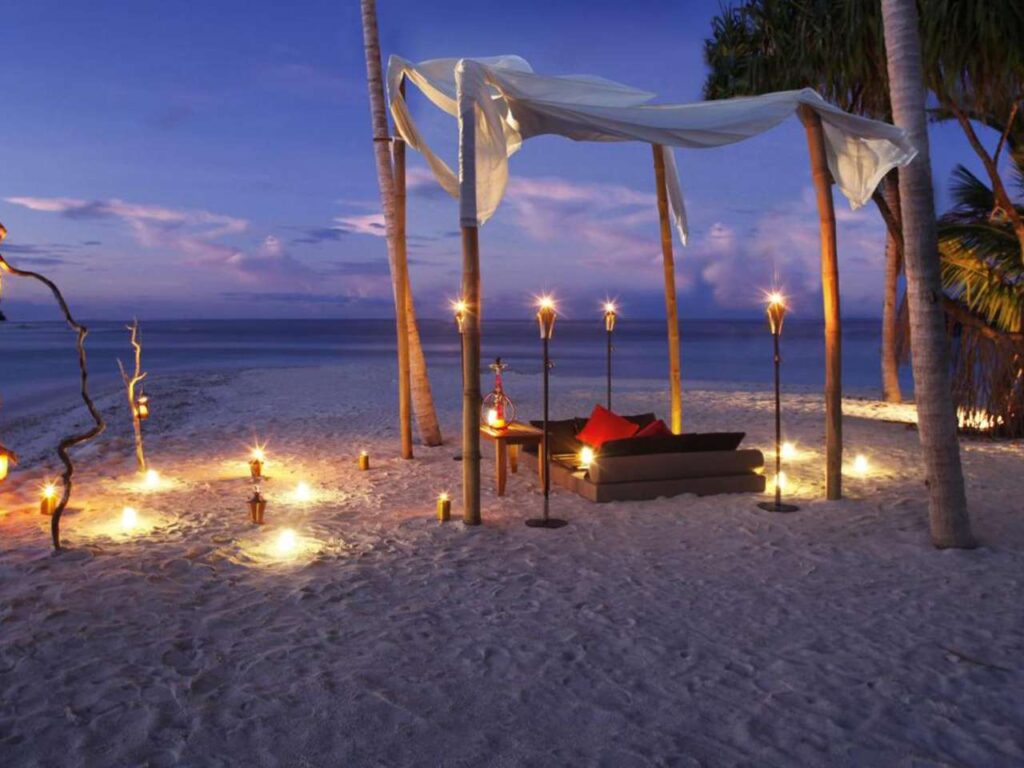 The Residence Maldives cena sulla spiaggia